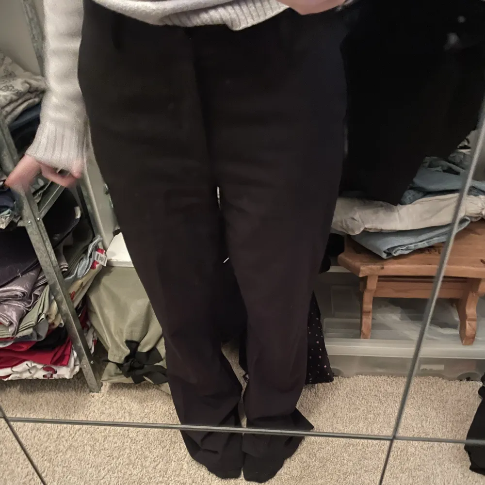 Kostymbyxor från bikbok stl 40 (normal längd) Lite slitna längst ner vid benöppningen på grund av att byxorna är för långa för mig. Jeans & Byxor.