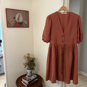 Klänning NA-KD - Rost-rosa klänning från NA-KD i strl M. Använd ett fåtal gånger, alltså i bra skick och utan anmärkningar. 