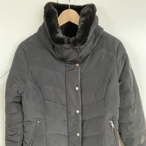 Täckjacka med skinnkrage - Varm vinterjacka med mjuk krage i fuskpäls. 