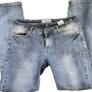 Low waist jeans - Low waist jeans shoppade i second hand butik. W 33, men sitter som en W 31. Ganska skinny upptill men släpper lite på slutet beroende på hur ens ben ser ut. 