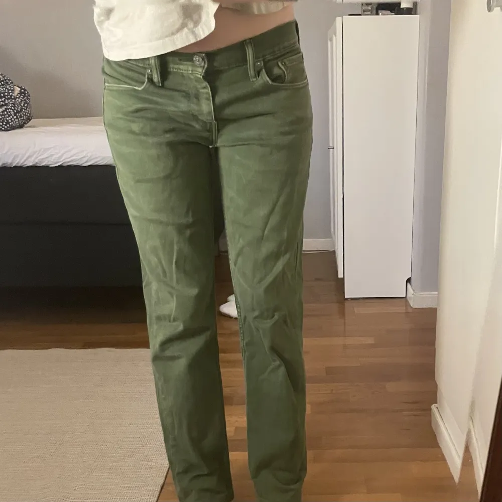 Säljer mina gröna lågmidjade Levis, jättefina och i gott skick! De är lite för korta på mig som är 170 så passar någon kortare. Jeans & Byxor.