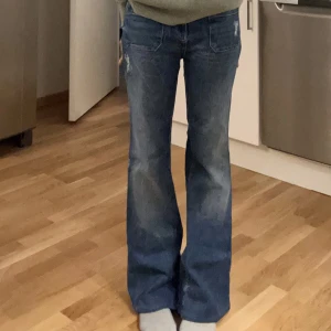 Zara Jeans - Säljer mina sjukt snygga jeans från zara! De är även lågmidjade!💗