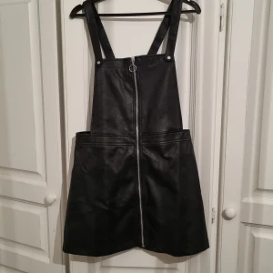 Kjol med hängslen - Hängslekjol som aldrig kommit till användning. Nypris 299. Köparen står för frakt. 