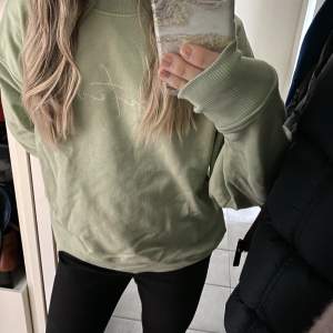 Säljer denna fina sweatshirt från Lindex då den inte kommer till användning. Använt endast 1 gång så den är som ny💗💗 skriv för fler bilder 