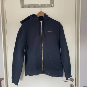 Arigato hoodie - Säljer min sparsamt använda arigato hoodie då den blivit för liten. Mörkblå i Stl M och nypris ca 2000 kr.