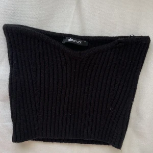 Stickad korsett/topp - Säljer denna ribbstickade topp från Gina, passar mig som brukar ha str S. 