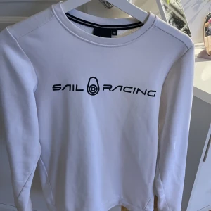 Sail racing - Säljer denna super gulliga sail racing tröjan inget fel på den som ex hål eller nått sånt den bara passar inte mig längre. Inga fel på den som man ser på bilden❤️❤️