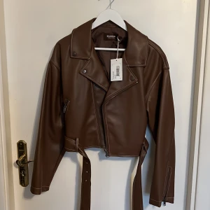 Bianca x Nelly skinnjacka - Helt ny Bianca x Nelly skinnjacka. Storlek 36. Köparen står för frakten!