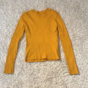Gul tröja - Långärmad tröja från h&m, divided, gul/senapsgul, strl XS😊💕