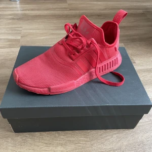 NMD_R1 Röd 43 1/3 - Adidas NMD R1 storlek 43 1/3 i mycket bra skick. Använda ett fåtal gånger!  