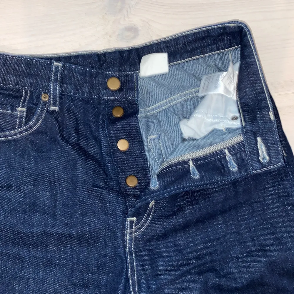 Snygga, Mörkblåa, högmidjade, mom jeans. Har knappar . Säljs pga att de är för små. Använda 3 ggr . Jeans & Byxor.