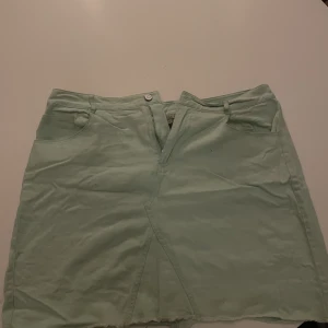 Jeanskjol - Mintgrön kjol köpt på C&A i Tyskland. Oanvänd endast provad. Nypris 299kr