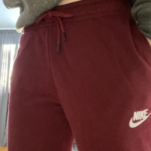 Nike mjukisbyxor - Sköna vinröda Nike byxor💕 Säljer dom för att dom har blivit för korta. Är i bra skick😊