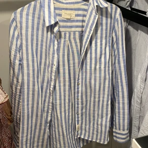 Randig skjorta - Vit-och blårandig skjorta från springfield