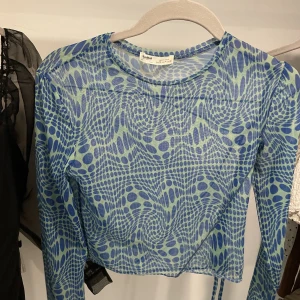 Festtopp - Supercool festtopp från pull&bear, endast använd 1 gång pga. nu för liten, så den är i extremt bra skick! 