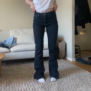 Svarta bootcutjeans - Innerbenslängd: 83 Midjemått rakt över: 35