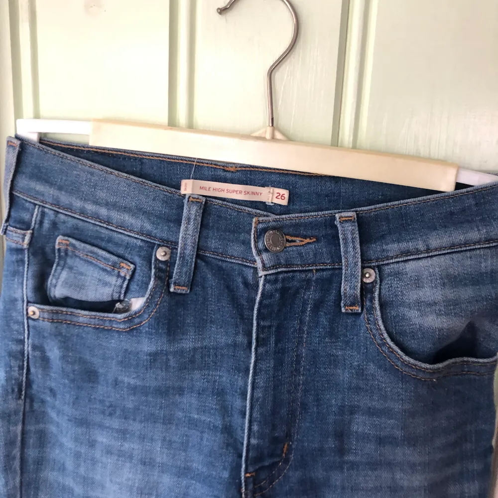 Säljer ett par fina Mile high Levi’s jeans.  Hög midja och tight modell.  Fint skick!  W:26 L :32. Jeans & Byxor.