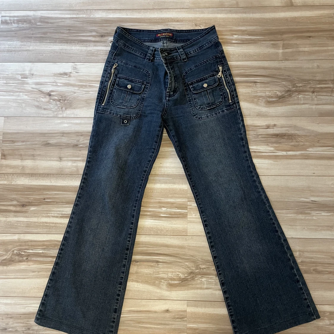 Jeans med knappar och detaljer - 90