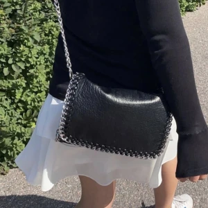 Svart mellan Tiamo väska  - Säljer min älskade svarta Tiamo väska i mellan storleken! Köpt i somras och sparsamt använd. Nypris 500 kr💖💖