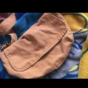 Brun väska - Har bara använt några gånger, men tar bara plats nu <3