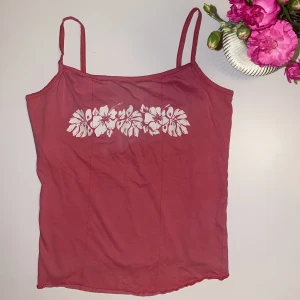 Linne - Säljer ett linne från Roxy. Med innertyg vid bysten. Sitter som en S. Köpare står för frakt💞