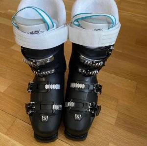 Salomon pjäxor 90W PRO - Nypris: 2990kr på Stadium                                                   Salomon pjäxor Sport 90W PRO                        Storlek: 24-24,5 på Salomon språk.                             Motsvarar EU 38-38,5.  Kan mötas upp!