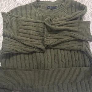 Grön stickad tröja <3  - En grön stickad tröja i jätte bra kvalitet jag köpte för ett tag sen, bara använt några få gånger så jag tänkte att ja borde sälja <3  Den är oversized för mig som är 170-171 <3