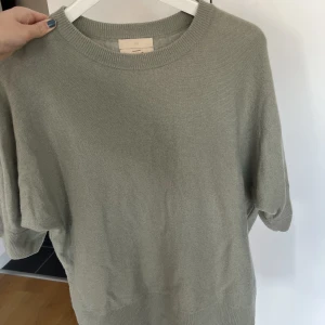 H&M cashmere - Så fin tröja från H&M i kashmir! Nypris 900 kr! Strl L men passar mig som är xs/s