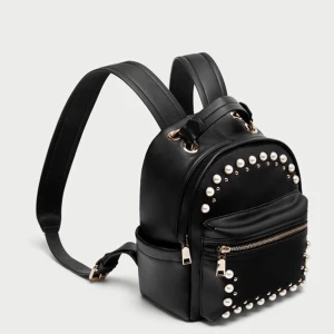 Zara ryggsäck/ väska  - Ryggsäck från Zara. Den är så så otroligt drömmig.  Skiclar mer bilder. Oanvänd nyskick. 🥰💖