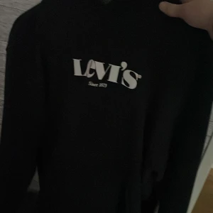 Levis hoodie - Hej! säljer min svarta levis hoodie då jag råkade köpa för stor storlek, storlek S men passar M nypris:700 mitt pris: 350