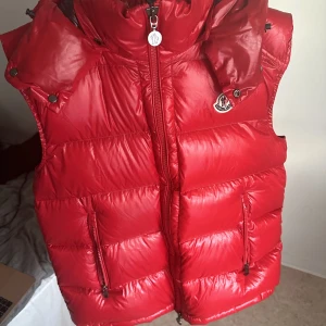 Moncler Bormes storlek 3 - Storlek 3  Använd väldigt sparsamt  Kvitto finns 