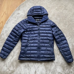 Patagonia mörkblå dunjacka - En sjukt najs Jacka från Patagonia som knappt är använd. Storlek: S (Känns som M, jag är 189cm) Nypris: 2800kr