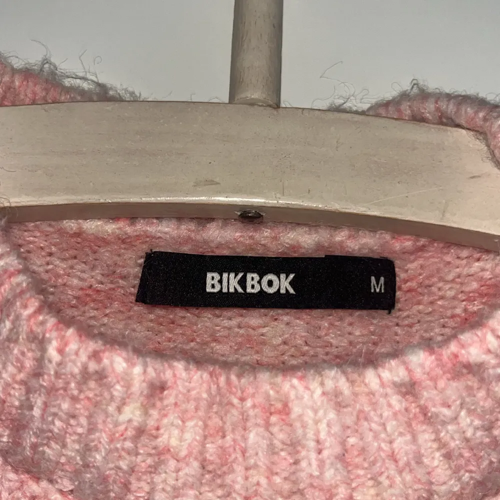 Super fin rosa stickad tröja från Bikbok i storlek M. 💕. Stickat.