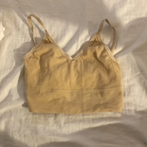 Beige/orange träningstopp - Beige/orange träningstopp skönt material storlek xs/s jag kommer inte ihåg vart ifrån