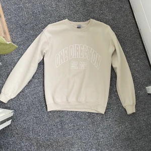 One Direction tröja - Säljer denna tröja som jag köpte på Etsy. Den har skönt material på insidan. Har bara använt den typ 3 gånger🤍