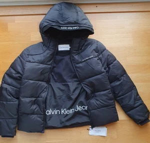 Calvin Klein Padded Jacket  - Nyköpt vinter jacka som aldrig har använts. Varan är helt i ny skick! Ursprungs pris: 2200kr.  Hör gärna av dig om du har några frågor om jackan!  