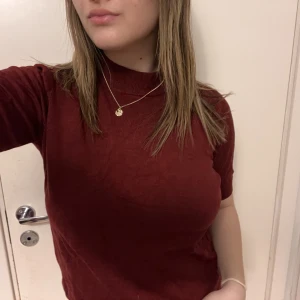 Vinröd tröja STOCKH LM - Super snygg Vinröd tröja från STOCKH LM. Har super bra passform och är väldigt bekväm. Den är oanvänd då det inte fanns tillfälle för att användas. Är fortfarande lite osäker på om jag vill sälja den så priset går att diskuteras.