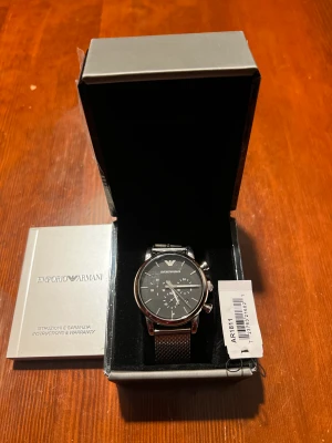 Klockan använda bara två gånger.  - Snygg klocka till tjej eller kille. 