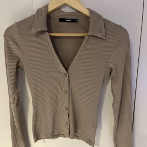 Tröja - Knappt använd, är i jätte bra skick men kommer inte till användning 