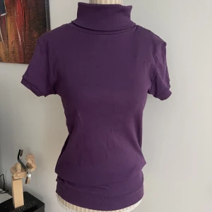 Ann Christine ny polo T-shirt st M - Mörklila färg Ny T-shirt  Polo T-shirt 