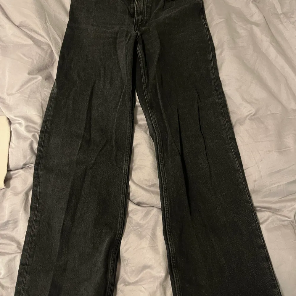 Snygga vida jeans från monki strl 27. Sparsamt använda. Nypris: 400kr. Säljer för 300kr.. Jeans & Byxor.