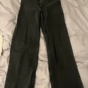 Snygga vida jeans från monki strl 27. Sparsamt använda. Nypris: 400kr. Säljer för 300kr.