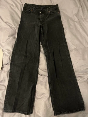 Jeans monki - Snygga vida jeans från monki strl 27. Sparsamt använda. Nypris: 400kr. Säljer för 300kr.