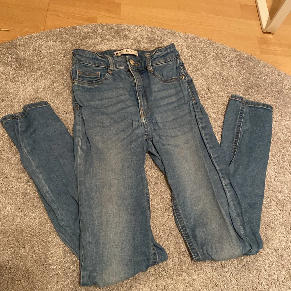 Säljer dessa jätte fina blåa tighta jeans för bara 80kr köpte för 300kr på gina tricot kategorin på byxorna är Molly storleken är XS passar även S. Jeans & Byxor.