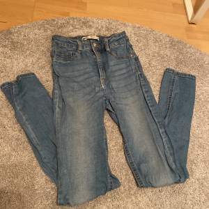 Säljer dessa jätte fina blåa tighta jeans för bara 80kr köpte för 300kr på gina tricot kategorin på byxorna är Molly storleken är XS passar även S