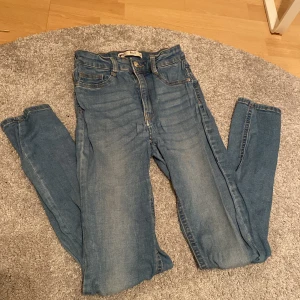 Blåa jeans  - Säljer dessa jätte fina blåa tighta jeans för bara 80kr köpte för 300kr på gina tricot kategorin på byxorna är Molly storleken är XS passar även S