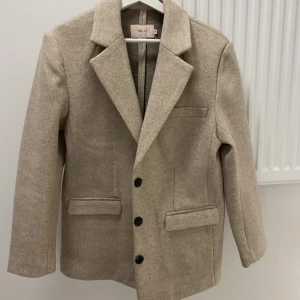 Kavaj/ jacka  - Tjockare kavaj jacka från Nelly i ny skick, storlek 34