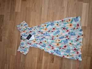 Klänning - Super fin oanvänd klänning, var inte min storlek. Ser mindre ut än vad den är, stretchig