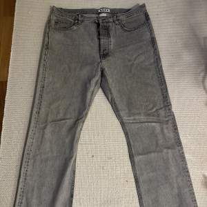 Säljer ett par gråa Hope rush jeans i storleken 32/32, då dom inte används längre. Cond 7/10 Bid 800kr Pm ifall det önskas fler bilder eller har några frågor.