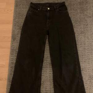 Svarta jeans till pris som är diskuterbart. Är lite slitna vid hälarna men det går att klippa bort :) De är i väldigt bra skick och ser nästan ut som nya. 